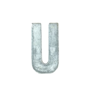 Op de afbeelding: Een verweerde, metalen letter "U" geïsoleerd op een witte achtergrond. De hoofdletter is gemaakt van een zilverkleurig metaal met zichtbare slijtage, wat wijst op een industriële of vintage esthetiek. Het ontwerp is eenvoudig en gedurfd.