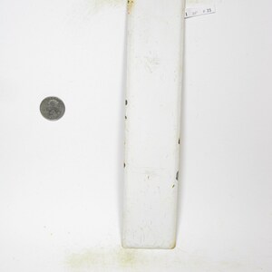 Op de afbeelding: Een wit rechthoekig bord met een versleten oppervlak en wat vervaagde verf. Het bord is 25,4 cm bij 53,3 cm.