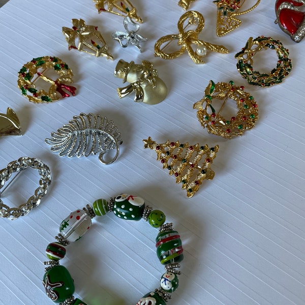 Christmas Tree Leafs Pins Lot 16 Brooches and Glass Decorative Stretched Bracelet. Most signed Gerry’s Costume Jewelry Mixed Lot