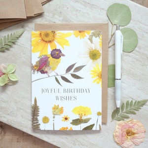 Souhaits de joyeux anniversaire, carte de voeux oiseau avec fleurs jaunes pressées, carte botanique imprimée numérique