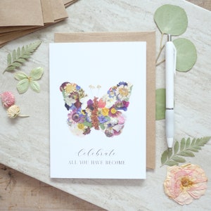 Célébrez tout ce que vous êtes devenu, papillon, carte d'anniversaire fleurs pressées, carte botanique imprimée numériquement