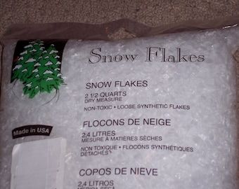 Artificial snow flakes,SoftSnow,2.5 dry quarts,winter,crafts,Christmas,crafts,holiday,village scenes,ornaments,made in USA