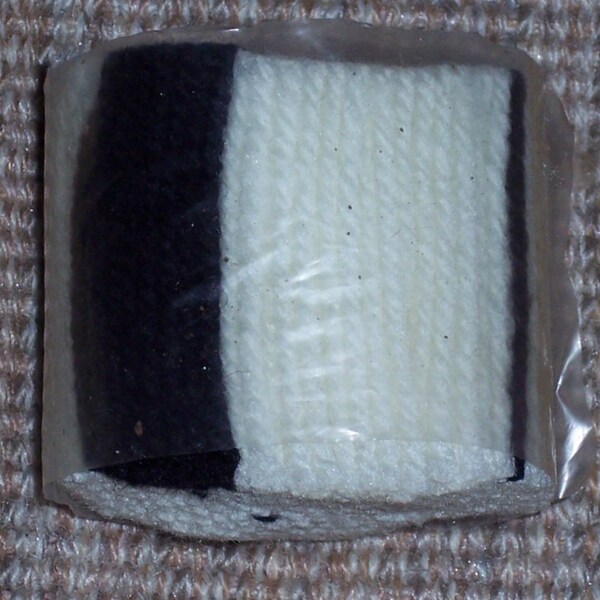 Rug yarn Black &  white,100% Acrylic,latch hooking,320 pcs/pkg,2.25 inch precut