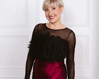 Blusa preta de tule com apliques, modelo moderno para a noite.