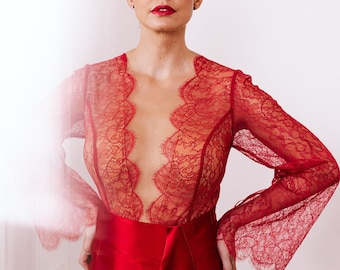 Body de renda elegante confeccionado em renda francesa vermelha.
