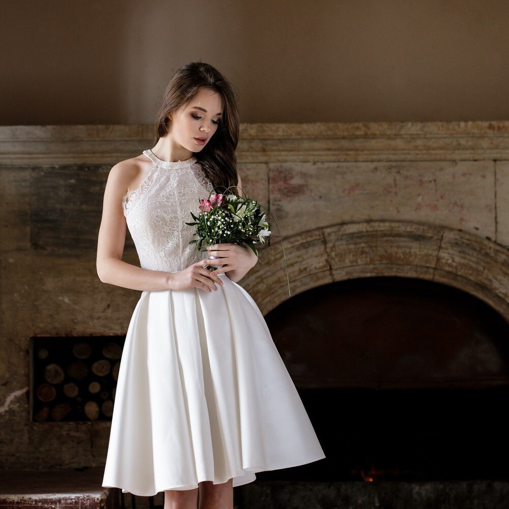 Ivory pleated short skirt hotsell
