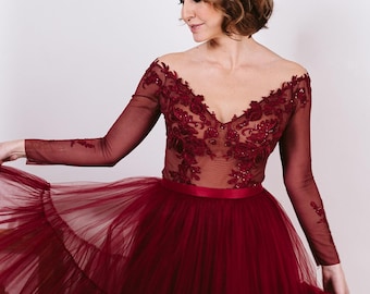 Body bordado em tom bordô, blusa de noite com ombros à mostra