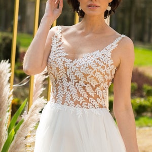 boho wedding dress, lace wedding dress, tulle wedding gown with train, bridal outfit ideas