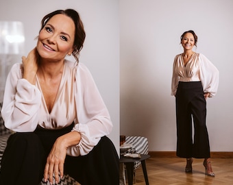 Body de seda, mangas em chiffon champanhe, blusa com decote em V profundo.