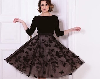 Saia midi de tule com borboletas pretas, bordado 3D e forro elegante na cor champanhe.