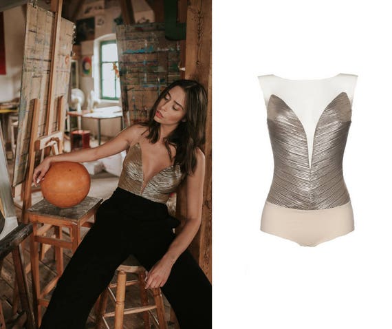 Glänzender Body mit tiefer Schaufel im V-Ausschnitt. Metallic Top gut als  Hochzeit Bodysuit oder Braut getrennt. Abend bodysuit, formeller Body -   Österreich