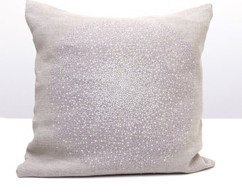 Oreiller en lin. Coussin lilas. Lin Imprimé à la main oreiller lilas et points blancs cercle sur le tissu de lin gris naturel - coussin d’oreiller fait à la main