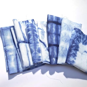 Tessuto Shibori Indigo. 7 scampoli di tessuto di lino. Tessuto Shibori in lino naturale tinto a mano. Tessuto tinto in blu inchiostro. Confezione di scampoli di lino.