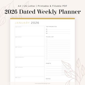 Puede incluir: Un planificador semanal fechado de 2026 blanco con un borde dorado. El planificador incluye secciones para las principales prioridades, listas de tareas y hábitos. El texto "2026 Dated Weekly Planner" está en la parte superior.