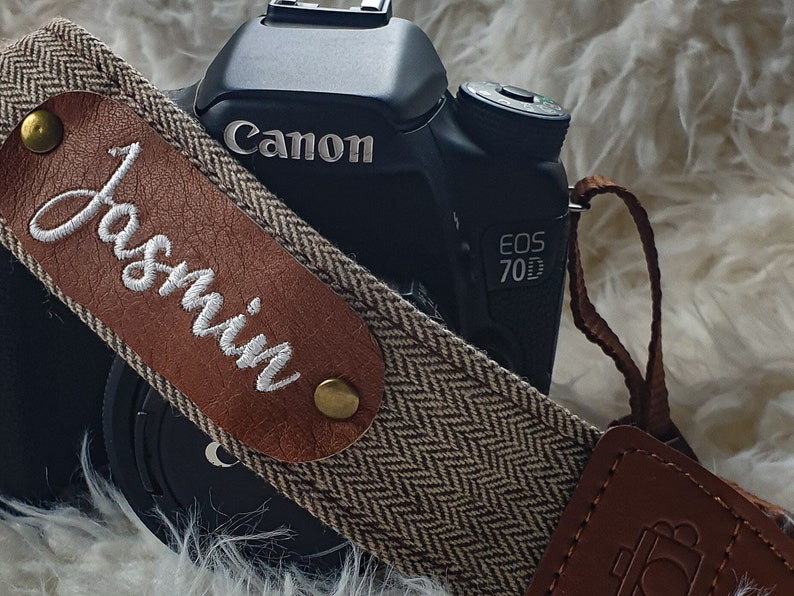 Personalisiertes Kameraband Kameragurt mit Name beige/braun Fischgrät Lederetikett Stickerei Bild 4