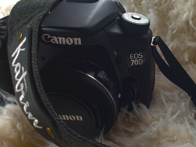 Personalisiertes Kameraband Kameragurt mit Name schwarz/grau Fischgrät Lederetikett Stickerei Bild 4