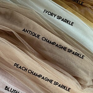 Puede incluir: Cinco colores diferentes de tejido de tul con brillo. Los colores son rubor, champ&aacute;n melocot&oacute;n, champ&aacute;n antiguo, marfil y oro.