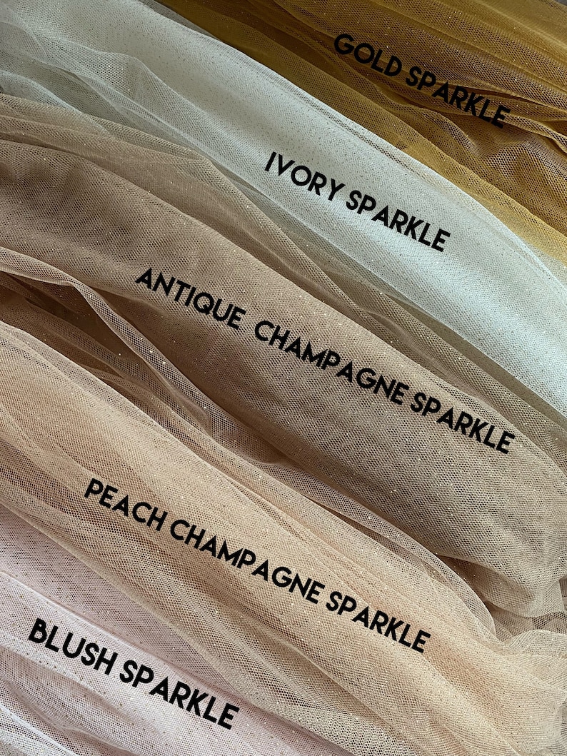 Puede incluir: Cinco colores diferentes de tejido de tul con brillo. Los colores son rubor, champ&aacute;n melocot&oacute;n, champ&aacute;n antiguo, marfil y oro.