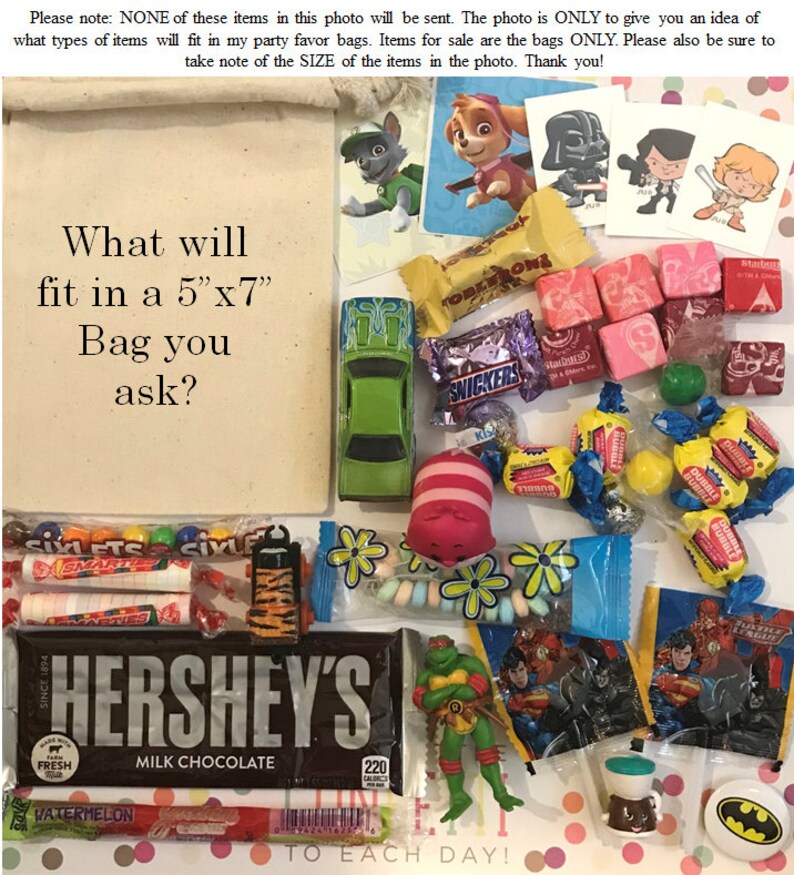 Puede incluir: Una variedad de peque&ntilde;os juguetes y dulces, incluyendo un coche de juguete verde, un juguete de peluche rosa y blanco, una barra de chocolate y varias bolsas de dulces. El texto "What will fit in a 5"x7" Bag you ask?" est&aacute; escrito en un papel.