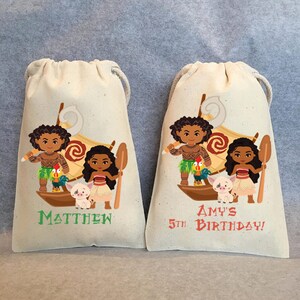 Puede incluir: Dos bolsas de cord&oacute;n personalizadas con el tema de Moana. Una bolsa tiene el texto "Matthew" y la otra bolsa tiene el texto "Amy's 5th Birthday!"