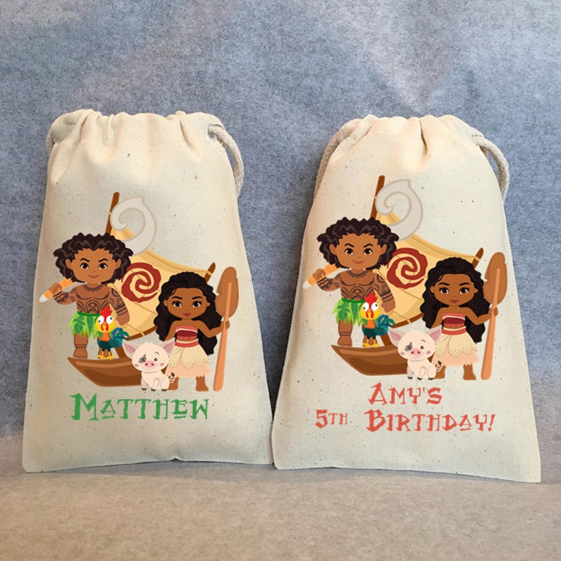 Puede incluir: Dos bolsas de cord&oacute;n personalizadas con el tema de Moana. Una bolsa tiene el texto "Matthew" y la otra bolsa tiene el texto "Amy's 5th Birthday!"