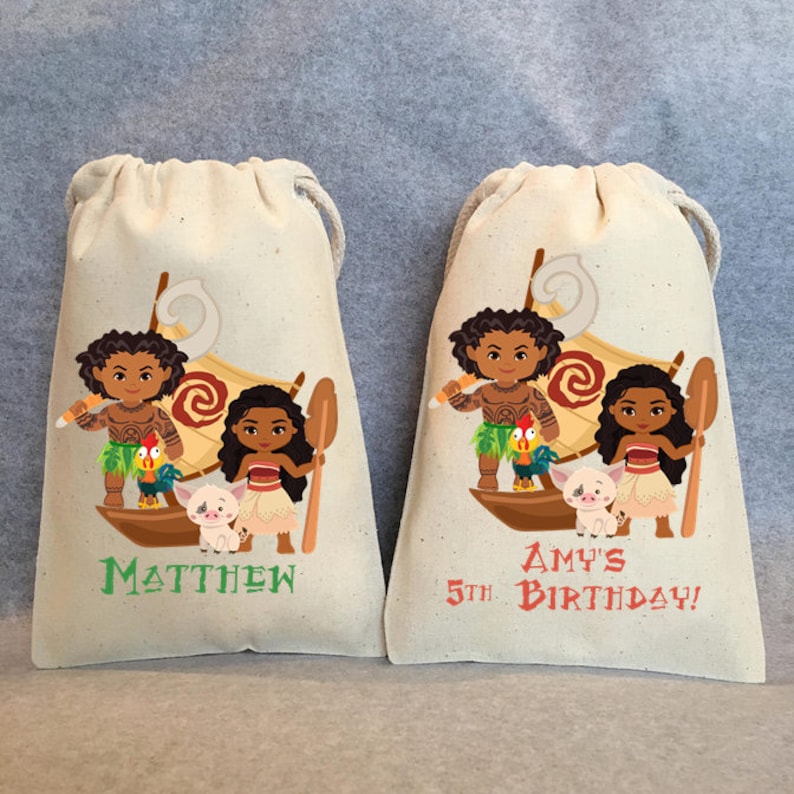 Puede incluir: Dos bolsas beige con cord&oacute;n y un dise&ntilde;o de dibujos animados colorido con personajes de una popular pel&iacute;cula de animaci&oacute;n. Una bolsa tiene el nombre "Matthew" impreso en verde, y la otra dice "Amy's 5th Birthday!" en rojo.