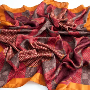 Authentique ÉCHARPE en sergé de soie VALENTINO - Carrés de satin - Papillons - Carré de 34 po. - Écharpe de luxe - Cadeau pour elle - Écharpe de créateur