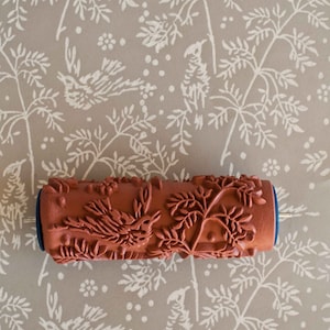 Rodillo de pintura con estampado de pájaros del bosque de The Painted House.
