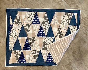 Edredón de cuna triangular hecho a mano con temática de perros: ropa de cama moderna para la habitación del bebé niño, regalo personalizado para bebé