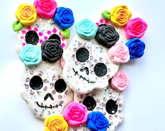 Calavera de azúcar de arcilla hecha a mano con parte trasera plana: diadema de flores coloridas