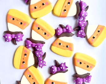 Centro de arcilla con forma de caramelo de maíz, con sombrero de bruja y lazo morado, centros con lazos, apliques de caramelos, centros de arcilla otoñales