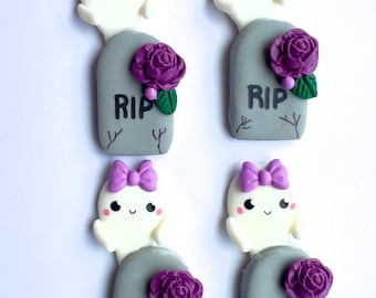 Centro de fantasmas de arcilla hechos a mano, decoración de Halloween con lazo morado, lápida de arcilla RIP con rosas moradas