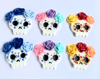 Calaveras de arcilla y azúcar, calaveras de azúcar coloridas no comestibles, calaveras con flores, calaveras de arcilla del día del muerto