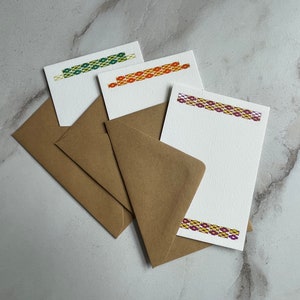 Conjunto de papelaria tipográfica, cartões tipográficos, cartões tipográficos com envelope, cartões tipográficos minimalistas, cartão de papel de algodão impresso