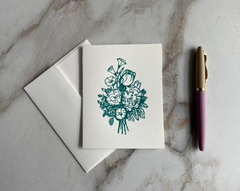Carte pliée de bouquet de fleurs imprimée en typographie avec enveloppe. Carte imprimée à la main, carte pour lettres. Carte faite main florale et sincère