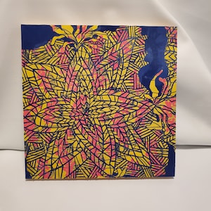 Fiori rosa, gialli con blu scuro, taglio di carta tagliata a mano