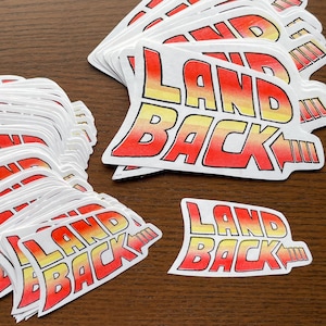 100% SPENDE an Mohawk Mütter - 'Land Back' Risograph Aufkleber, Zurück in die Zukunft Vintage Design