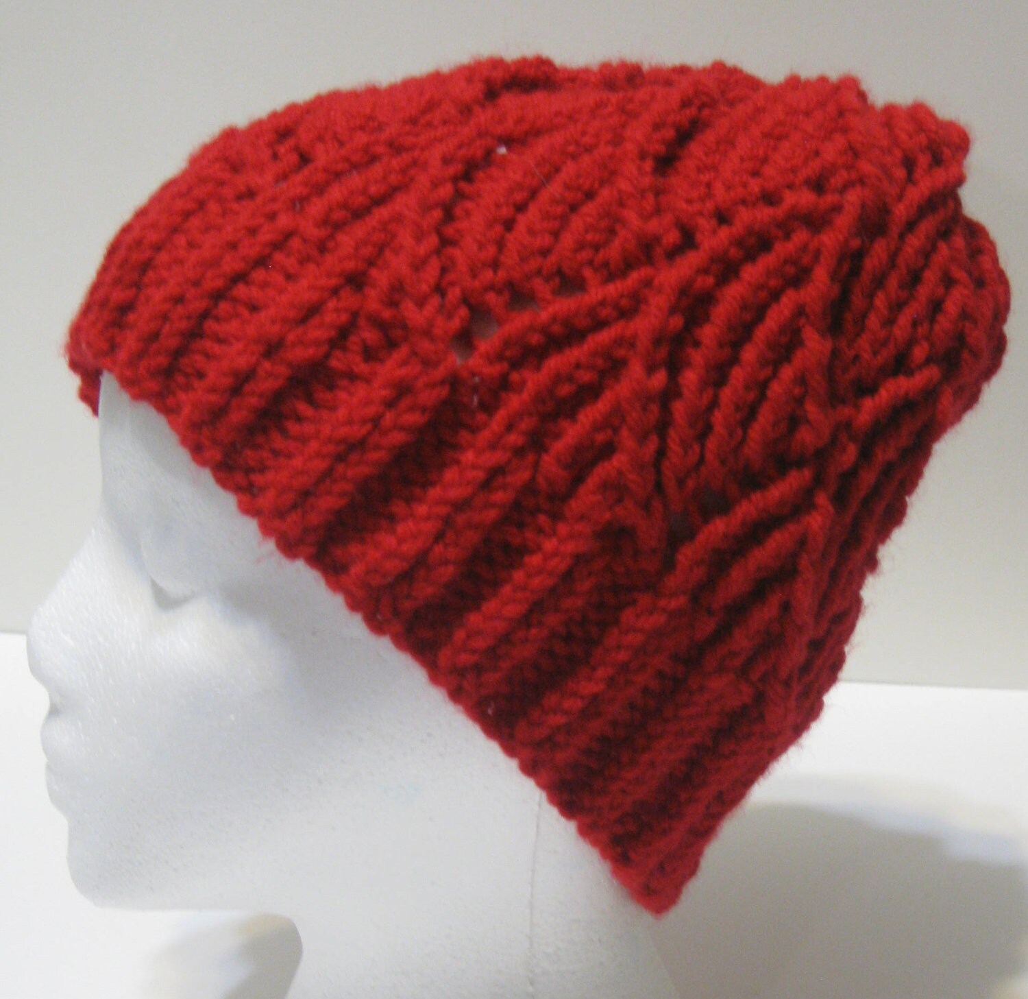 Abanico de encaje de gorro rojo de la baya