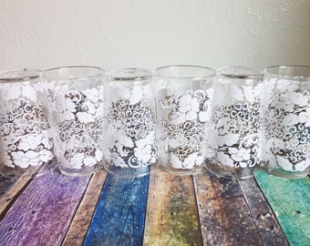 Vintage Federal Glass Białe szklanki z motywem kwiatowym, białe szklanki z motywem kwiatowym, kubki z motywem kwiatowym, retro białe szklanki z motywem kwiatowym, federalne szklanki do picia