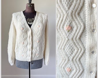 Cardigan brodé, cardigan épais blanc, motif en tricot en zigzag vertical, broderie de fleurs vintage, pull rose brodé de fleurs 3D