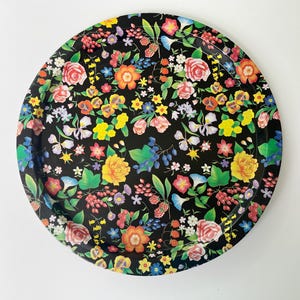 Taca na blasze w kwiaty w stylu vintage, kolorowa okrągła taca na wózek barowy, półmisek do serwowania, truskawki, jasne kwiaty, blaszana taca na herbatę, 13”