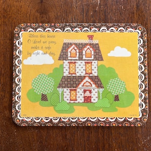 Puede incluir: Juego de tres tazas de cerámica con acabado mate moteado. Las tazas son de color crema, gris claro y gris oscuro. Cada taza tiene un diseño simple y minimalista, ideal para café o té.