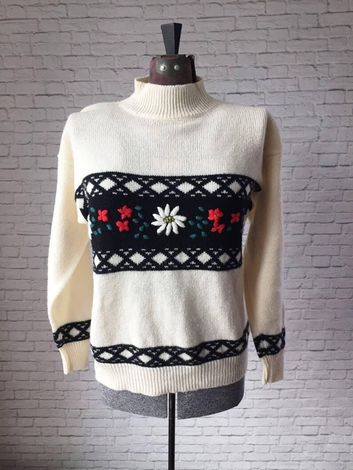 ヴィンテージフラワー刺繍セーター、ミディアム刺繍セーター、ホワイト