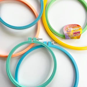 HOOP-La Plastbroderiring, Korsstygn, Susan Bates Hoop-la Broderiringar 6" 8" 10" Hantverk, Färgglada ringar, Dödssort