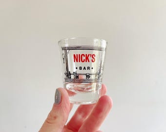 Nick's Bar borrelglas, cadeau voor Nick, barman Nick, gepersonaliseerd nieuwigheidscadeau, helderglazen afbeelding van bar,