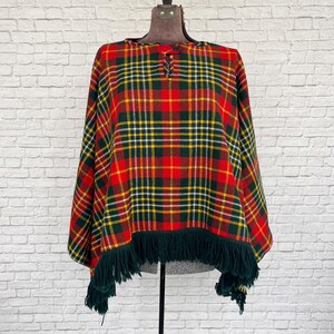 Vintage geruite cape, Bobbie Brooks, rood en groen geruit, cape met franjes, poncho, kerst, tartan ruit, opvallende overjas, Schotse ruit,