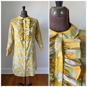 Vestido vintage colorido con estampado floral y cuello jabot, vestido vintage floral, amarillo pastel, naranja, verde, beige, cuello cascada, abotonado