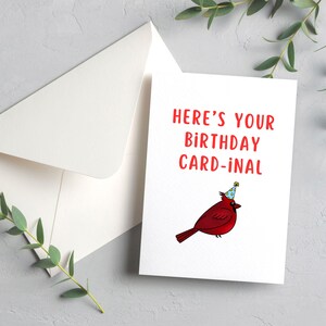 Aqui está o seu cartão de aniversário | Cardeal vermelho com chapéu de aniversário | Cartão de felicitações de 4,25 x 5,5 pol. | Envelope incluso | Em branco por dentro