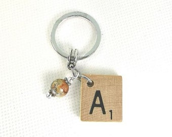 Llavero de ficha de Scrabble - Divertido llavero - Llaveros individuales con iniciales, llavero de madera con letras, Scc1133