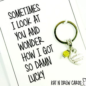 Damn Lucky kaart.  Vriendje kaart.  Vriendin kaart.  Liefde sleutelhanger.  KEY024